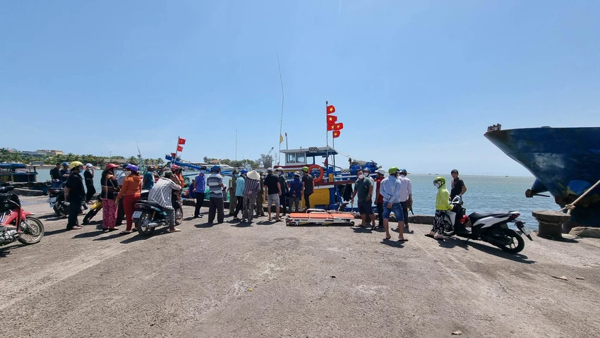 Thi thể nạn nhân được đưa vào đất liền. Ảnh PĐ. Thi thể nạn nhân được đưa vào đất liền. Ảnh PĐ.