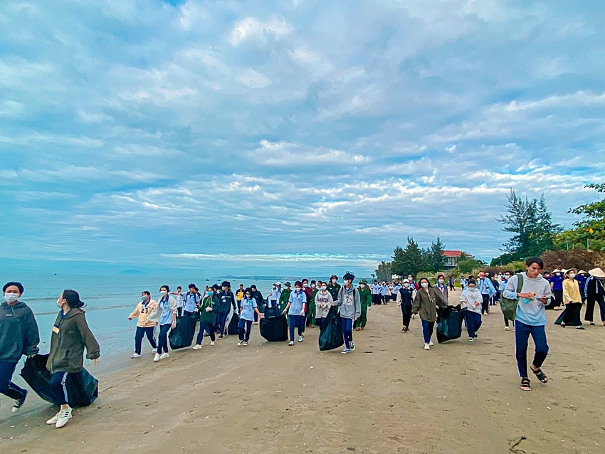 Học sinh, sinh viên tham gia làm sạch bờ biển Phan Thiết. Học sinh, sinh viên tham gia làm sạch bờ biển Phan Thiết.