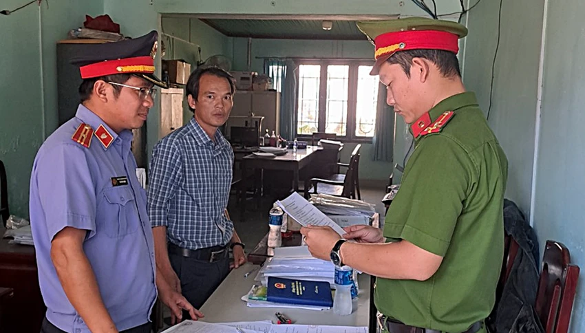 Công an đọc lệnh bắt bị can Hoàng Thuận Thiên tại nơi làm việc. Ảnh: VKS. Công an đọc lệnh bắt bị can Hoàng Thuận Thiên tại nơi làm việc. Ảnh: VKS.