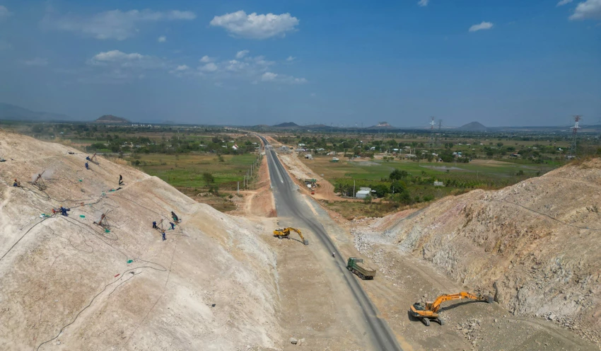 Một đoạn xẻ núi cao tốc Vĩnh Hảo-Phan Thiết. Ảnh PN Một đoạn xẻ núi cao tốc Vĩnh Hảo-Phan Thiết. Ảnh PN