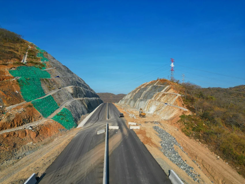Một đoạn xẻ núi cao tốc Vĩnh Hảo - Phan Thiết. Ảnh PN. Một đoạn xẻ núi cao tốc Vĩnh Hảo - Phan Thiết. Ảnh PN.