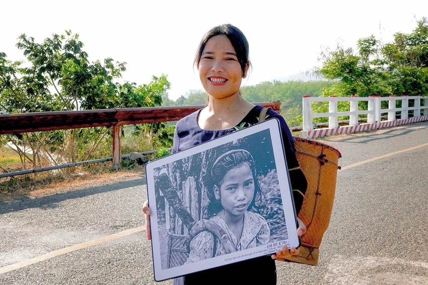 K'Thi Rầm hạnh phúc bên bức ảnh mình là nhân vật 27 năm về trước. K'Thi Rầm hạnh phúc bên bức ảnh mình là nhân vật 27 năm về trước.