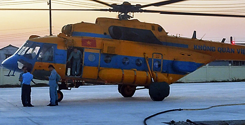 Trực thăng Mi-171 hạ cánh ở đảo Phú Quý chiều 9-3. Ảnh: PKKQ Trực thăng Mi-171 hạ cánh ở đảo Phú Quý chiều 9-3. Ảnh: PKKQ