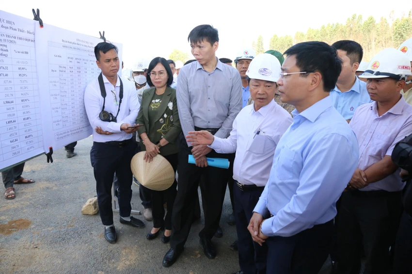 Bộ trưởng Bộ GTVT nghe báo cáo tiến độ tại công trường. Ảnh NL. Bộ trưởng Bộ GTVT nghe báo cáo tiến độ tại công trường. Ảnh NL.