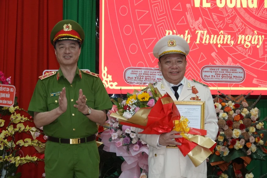 Trung tướng Nguyễn Duy Ngọc trao quyết định và tặng hoa chúc mừng tân Giám đốc Công an Bình Thuận. Ảnh BÍCH THUẬN Trung tướng Nguyễn Duy Ngọc trao quyết định và tặng hoa chúc mừng tân Giám đốc Công an Bình Thuận