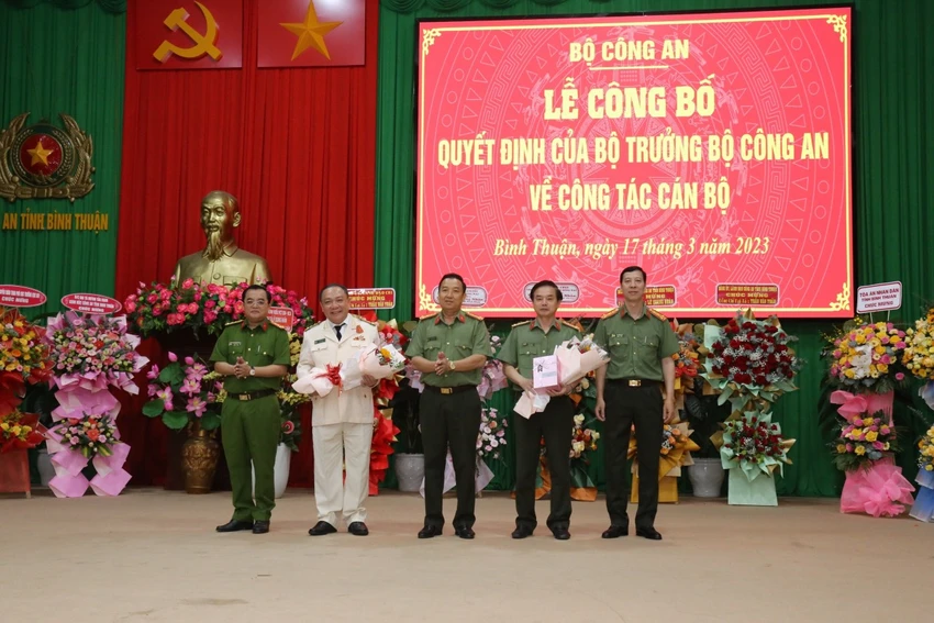 Ban Giám đốc Công an Bình Thuận tặng hoa cho Đại tá Trần Văn Toản (thứ 2 từ phải sang). Ảnh BÍCH THUẬN. Ban Giám đốc Công an Bình Thuận tặng hoa cho Đại tá Trần Văn Toản (thứ 2 từ phải sang). Ảnh BÍCH THUẬN.