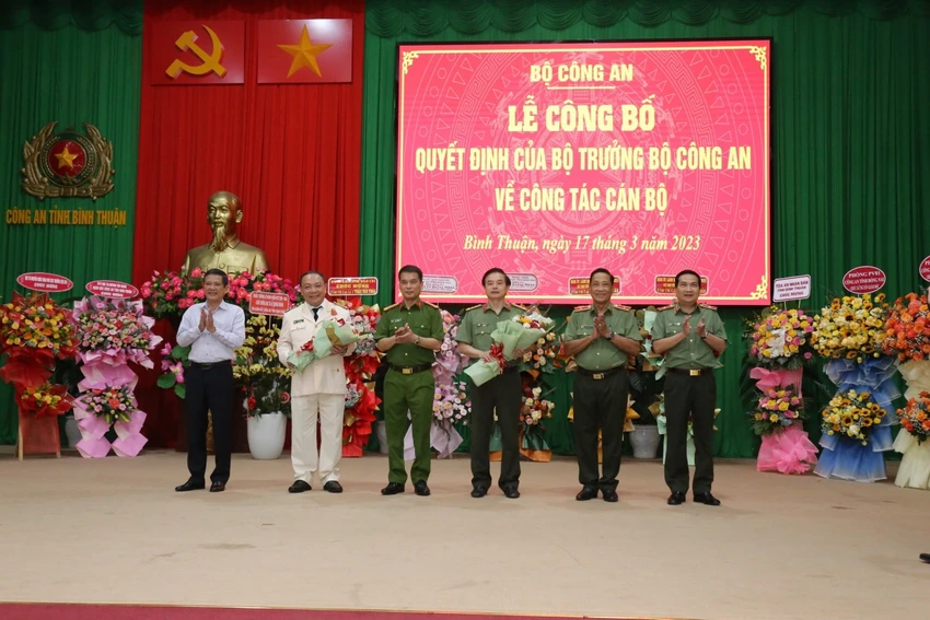 Đại diện Tỉnh ủy Bình Thuận và Bộ Công an tặng hoa cho Đại tá Trần Văn Toản và Đại tá Lê Quang Nhân. Ảnh BÍCH THUẬN Đại diện Tỉnh ủy Bình Thuận và Bộ Công an tặng hoa cho Đại tá Trần Văn Toản và Đại tá Lê Quang Nhân