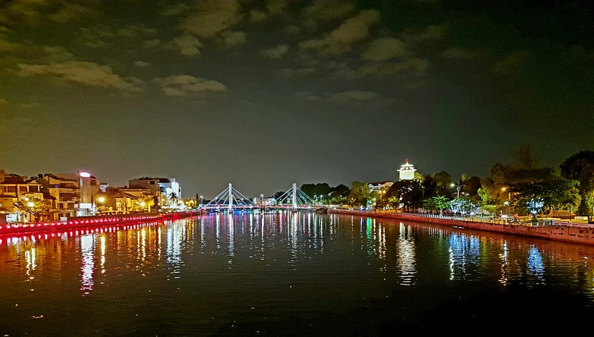 Sông Cà Ty về đêm nhìn từ cầu Trần Hưng Đạo. Ảnh: PN