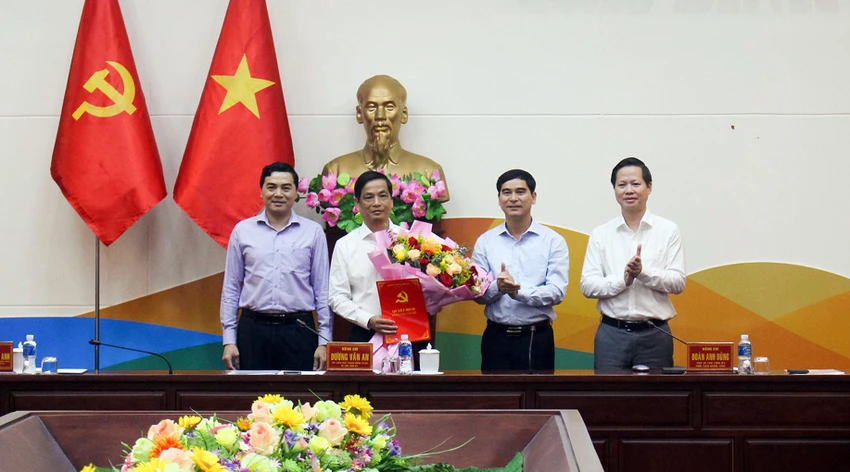 Ông Dương Văn An (thứ 2 từ phải sang), Bí thư Tỉnh ủy; ông Nguyễn Hoài Anh (bìa trái), Phó Bí thư Tỉnh ủy và ông Đoàn Anh Dũng (bìa phải), Chủ tịch UBND tỉnh tặng hoa chúc mừng ông Võ Thanh Bình. Ảnh: MV. Võ Thanh Bình