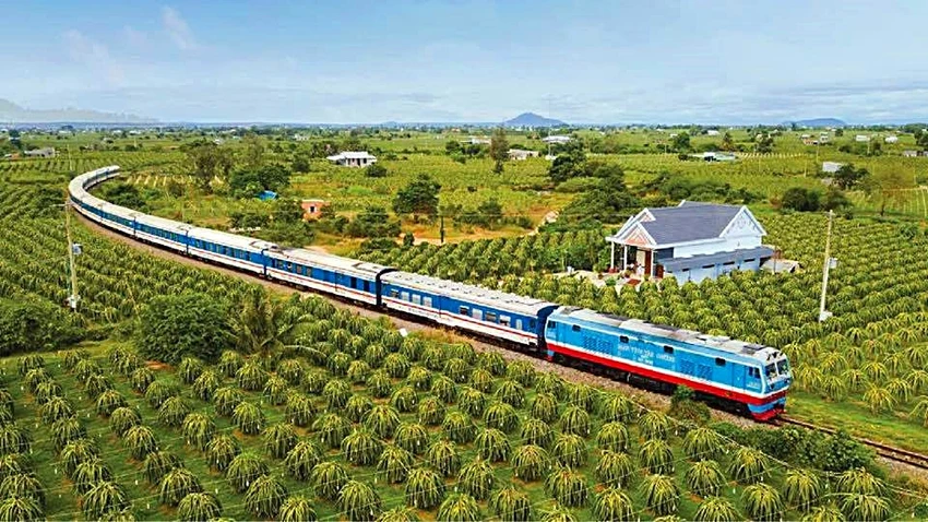 Tàu hỏa SPT Sài Gòn - Phan Thiết đi qua địa bàn Bình Thuận. Ảnh: ĐS Tàu hỏa SPT Sài Gòn - Phan Thiết đi qua địa bàn Bình Thuận. Ảnh: ĐS