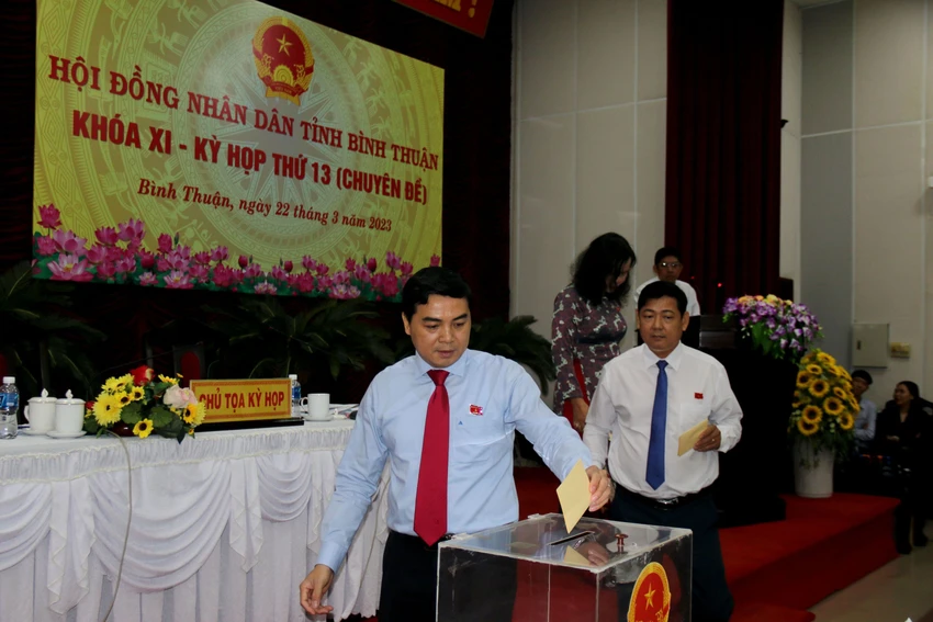 Các đại biểu bỏ phiếu bầu chức vụ Phó Chủ tịch UBND tỉnh Bình Thuận. Ảnh NT. Các đại biểu bỏ phiếu bầu chức vụ Phó Chủ tịch UBND tỉnh Bình Thuận. Ảnh NT.