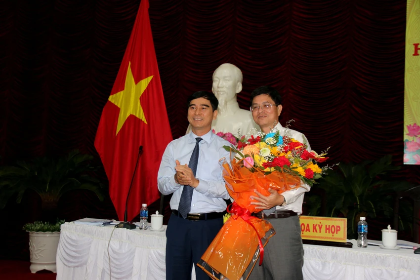 Bí thư Tỉnh ủy Dương Văn An (trái) tặng hoa chúc mừng ông Nguyễn Hồng Hải. Bí thư Tỉnh ủy Dương Văn An (trái) tặng hoa chúc mừng ông Nguyễn Hồng Hải.