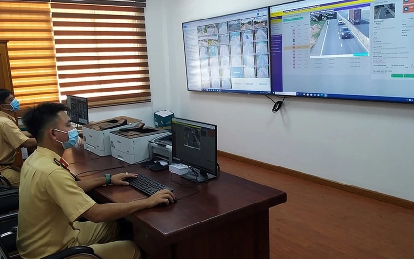 CSGT Bình Thuận theo dõi, giám sát, xử lý giao thông qua camera. Ảnh: PN CSGT Bình Thuận theo dõi, giám sát, xử lý giao thông qua camera