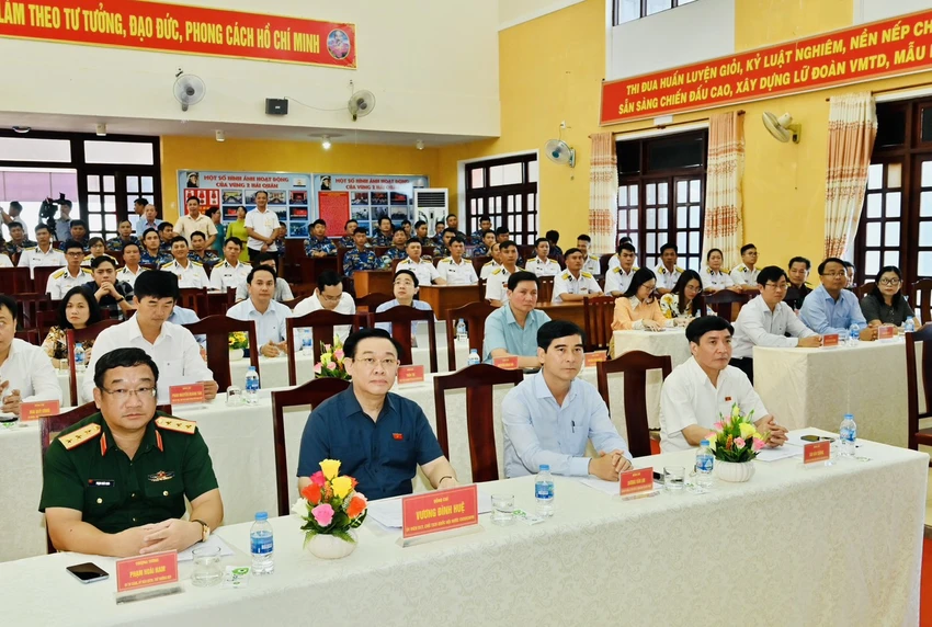 Chủ tịch Quốc hội làm việc với Lữ đoàn 681. Ảnh: Đình Hòa