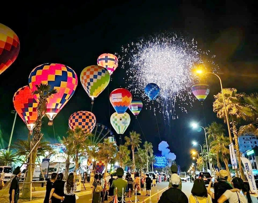 Bình Thuận hiện đang là điểm rất đông du khách trong và ngoài nước lựa chọn. Bình Thuận hiện đang là điểm rất đông du khách trong và ngoài nước lựa chọn.