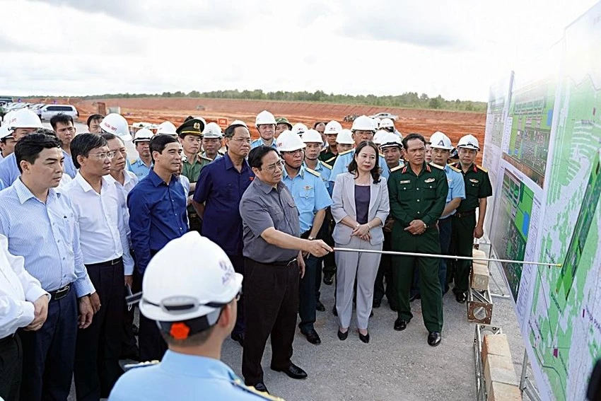 Thủ tướng Phạm Minh Chính kiểm tra tiến độ xây dựng sân bay Phan Thiết vào tháng 8-2022. Ảnh ĐH. Thủ tướng Phạm Minh Chính kiểm tra tiến độ xây dựng sân bay Phan Thiết vào tháng 8-2022. Ảnh ĐH.