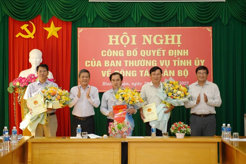 Từ trái sang: Ông Nguyễn Quốc Nam, phụ trách Sở GTVT; ông Nguyễn Thanh Nam, Trưởng Ban Tổ chức Tỉnh ủy; ông Nguyễn Tấn Lê, tân Bí thư Huyện ủy Hàm Tân, ông Nguyễn Đức Minh Tiến, tân Phó Gíam đốc Sở GTVT và ông Đỗ Thái Dương, Gíam đốc Sở Nội vụ Bình Thuận. Ảnh PĐ.