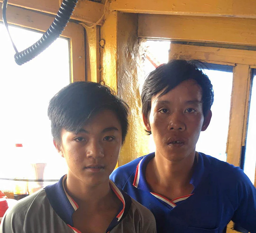 Nghĩa (trái) và Dương đang trên tàu về đất liền. Ảnh NK. Nghĩa (trái) và Dương đang trên tàu về đất liền. Ảnh NK.