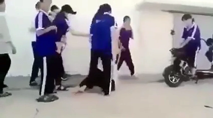 Rất đông học sinh đứng xem nhưng không can ngăn. Ảnh cắt từ clip. Rất đông học sinh đứng xem nhưng không can ngăn. Ảnh cắt từ clip.