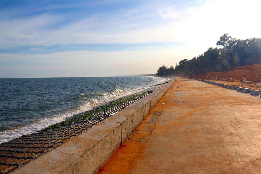 Đoạn kè 350m xây sai vị trí ở thôn Tiến Bình. Ảnh: PN Đoạn kè 350m xây sai vị trí ở thôn Tiến Bình