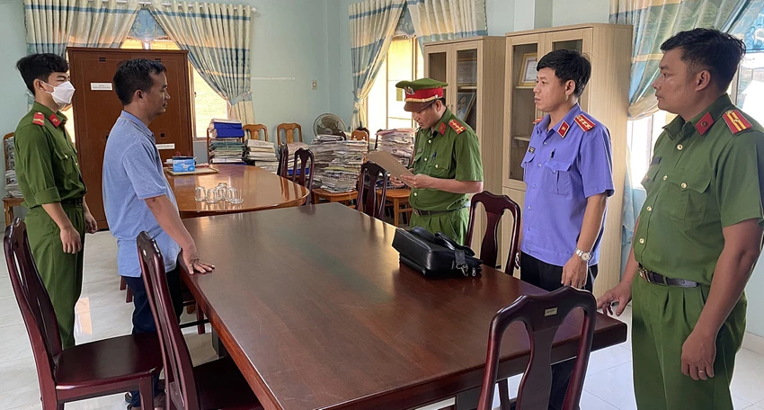 Cơ quan điều tra đọc lệnh bắt giam Nguyễn Hoàng Chương. Ảnh: VKS Cơ quan điều tra đọc lệnh bắt giam Nguyễn Hoàng Chương