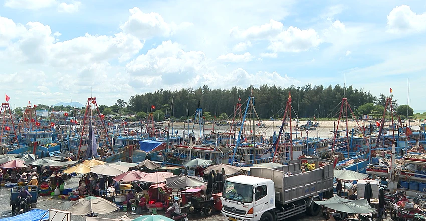 Một góc cảng cá La Gi. Ảnh: PN