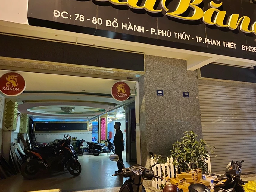 Cơ sở karaoke không chấp hành quyết định đình chỉ. Ảnh PĐ.