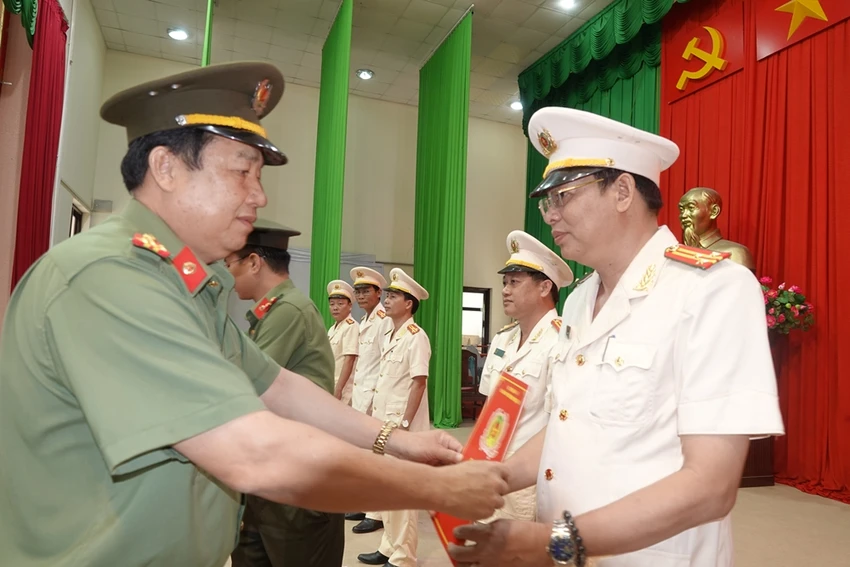 Đại tá Trần Văn Mười tặng hoa chúc mừng. Đại tá Trần Văn Mười tặng hoa chúc mừng.
