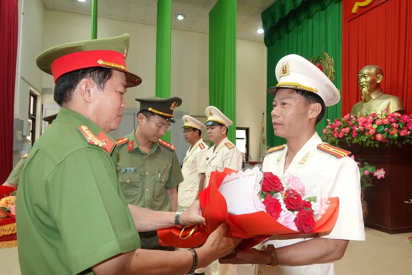 Đại tá Đinh Kim Lập tặng hoa chúc mừng các sĩ quan vừa được điều động, bổ nhiệm. Đại tá Đinh Kim Lập tặng hoa chúc mừng các sĩ quan vừa được điều động, bổ nhiệm.