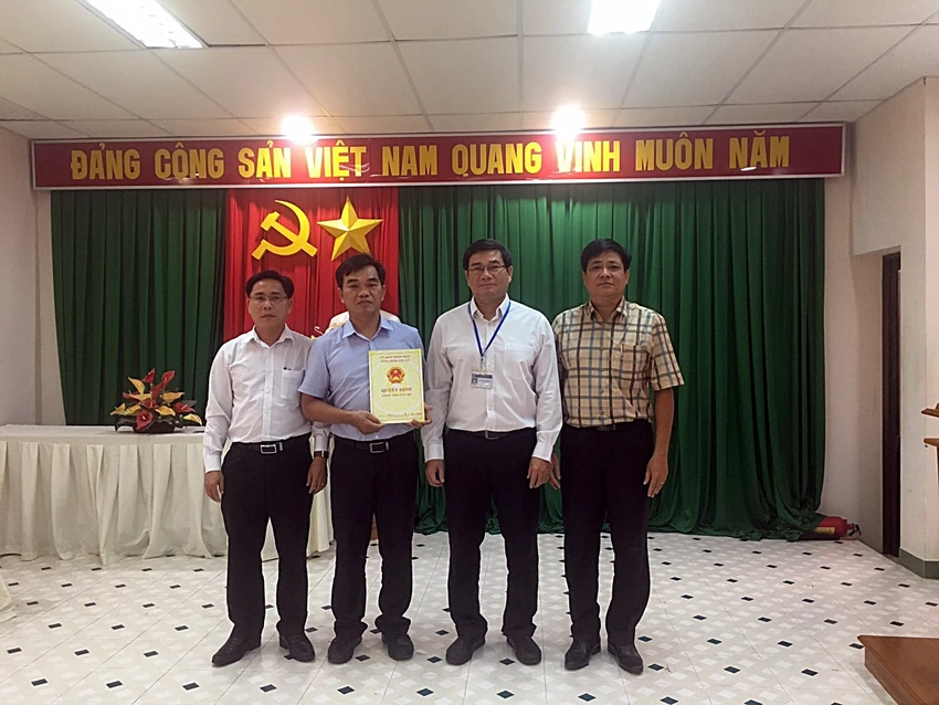 BS Nguyễn Quốc Việt (bìa phải). Ảnh PĐ BS Nguyễn Quốc Việt (bìa phải). Ảnh PĐ