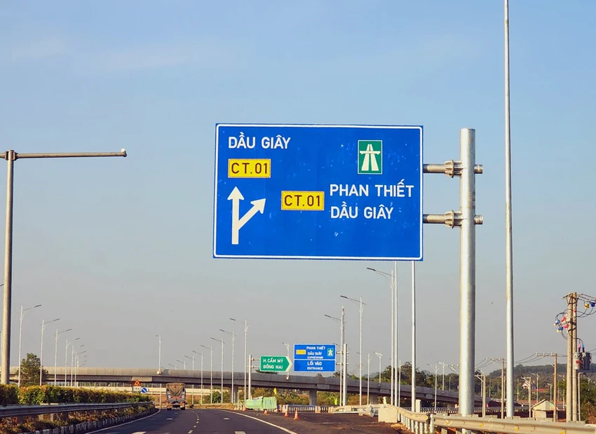 Đường rẽ vào cao tốc Phan Thiết Dầu Giây từ nút giao cao tốc Long Thành-Dầu Giây. Đường rẽ vào cao tốc Phan Thiết Dầu Giây từ nút giao cao tốc Long Thành-Dầu Giây.
