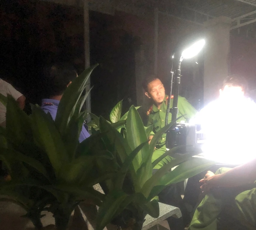 Cơ quan điều tra phối hợp với VKSND lấy lời khai, khám nghiệm hiện trường trong đêm. Ảnh: PĐ Cơ quan điều tra phối hợp với VKSND lấy lời khai, khám nghiệm hiện trường trong đêm