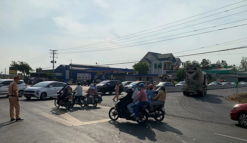 CSGT phải tháo dỡ dải phân cách trên QL1A để chống ùn tắc. Ảnh PN CSGT phải tháo dỡ dải phân cách trên QL1A để chống ùn tắc. Ảnh PN