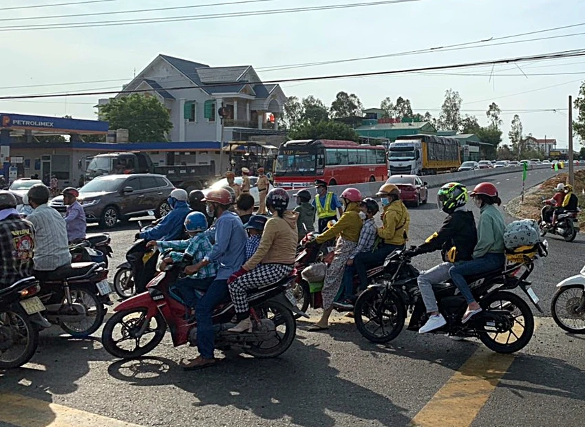 CSGT điều tiết giao thông tại nút giao Hàm Kiệm sáng 30-4. Ảnh PN CSGT điều tiết giao thông tại nút giao Hàm Kiệm sáng 30-4. Ảnh PN