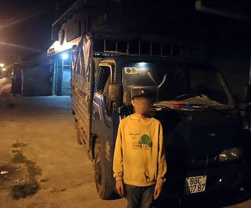 "Siêu trộm" T cùng chiếc xe tải tang vật bị bắt ngày 3-4. Ảnh: PĐ "Siêu trộm" T cùng chiếc xe tải tang vật bị bắt ngày 3-4