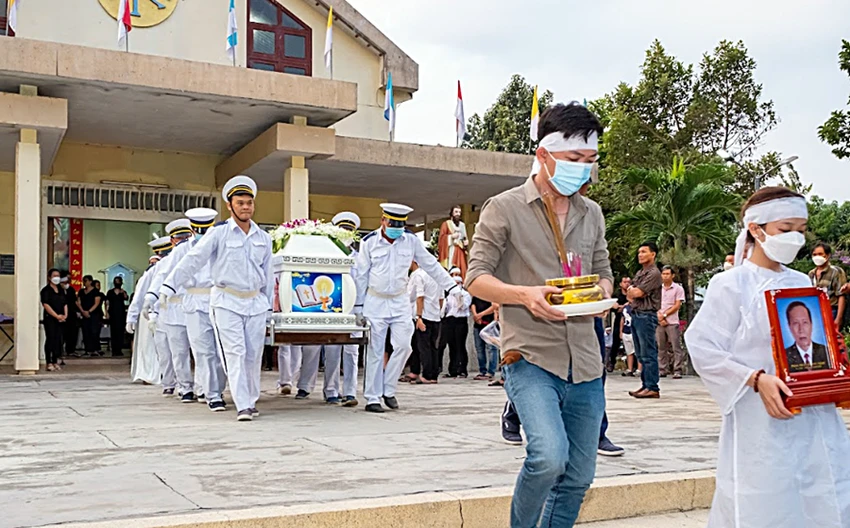 Lễ tang của người cha quên thân mình để cứu hai con gái. Ảnh: TN. Lễ tang của người cha quên thân mình để cứu hai con gái. Ảnh: TN.