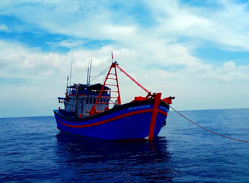 Tàu NT-91335TS đang neo đậu tại Phú Quý