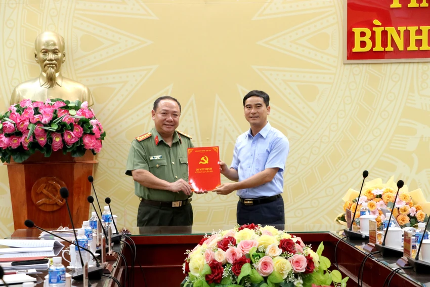 Ông Dương Văn An trao quyết định cho Đại tá Lê Quang Nhân.. Ảnh TTD. Ông Dương Văn An trao quyết định cho Đại tá Lê Quang Nhân.. Ảnh TTD.