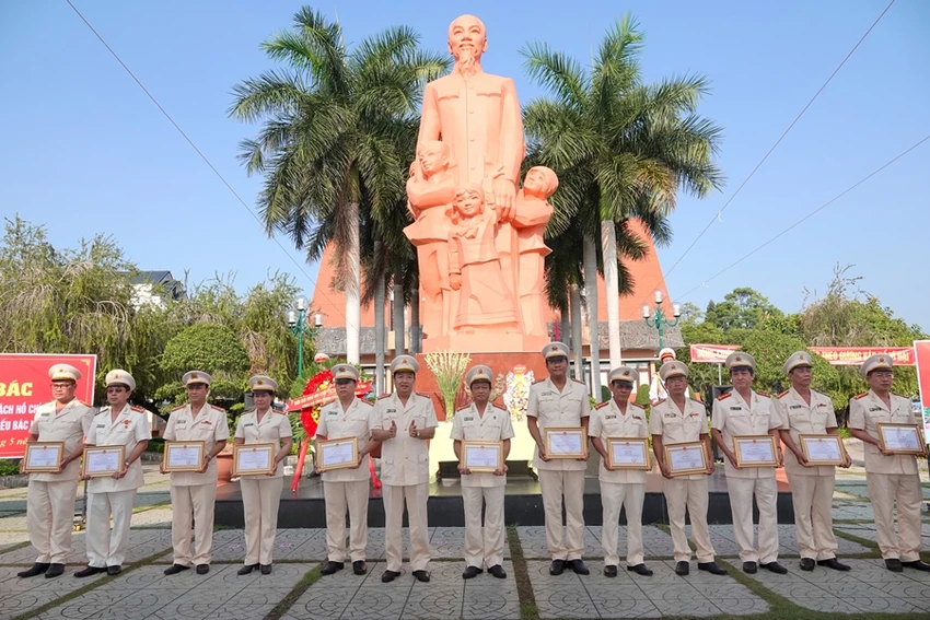 Các cá nhân được Bộ trưởng và giám đốc Công an tỉnh tặng bằng khen, giấy khen. Ảnh NY Các cá nhân được Bộ trưởng và giám đốc Công an tỉnh tặng bằng khen, giấy khen. Ảnh NY