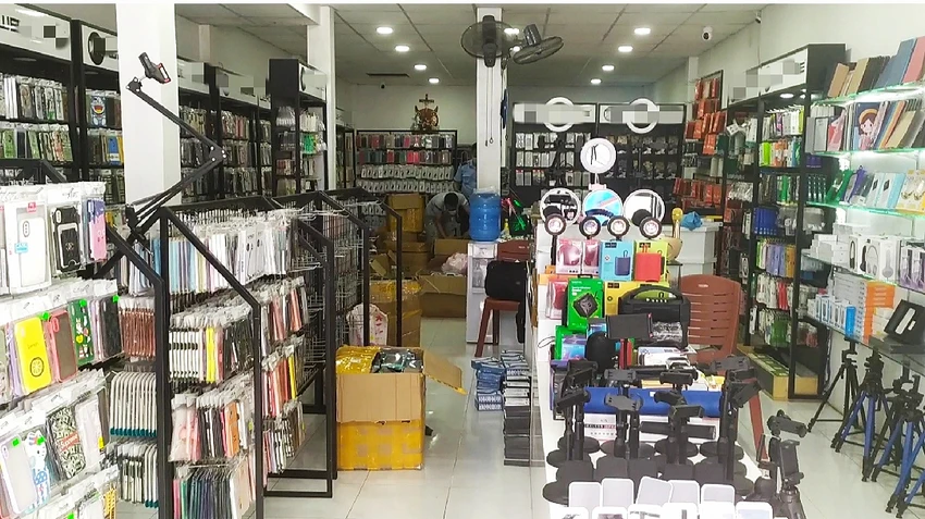 Hàng ngàn linh kiện của cửa hàng này đã bị tạm giữ. Ảnh: PĐ Hàng ngàn linh kiện của cửa hàng này đã bị tạm giữ