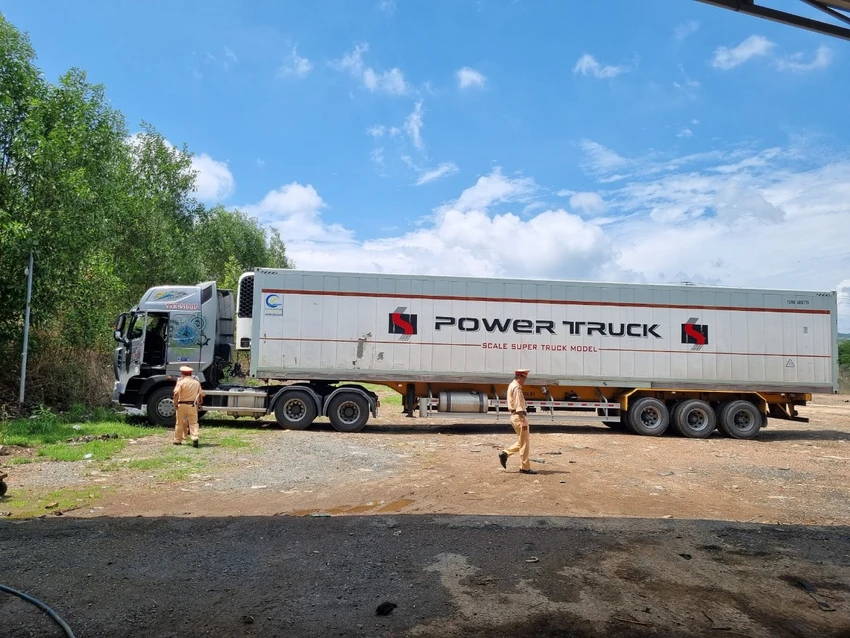 Lực lượng CSGT phát hiện xe container đang đậu trong bãi xe ở Hàm Thuận Nam. Ảnh: PP. Lực lượng CSGT phát hiện xe container đang đậu trong bãi xe ở Hàm Thuận Nam. Ảnh: PP.