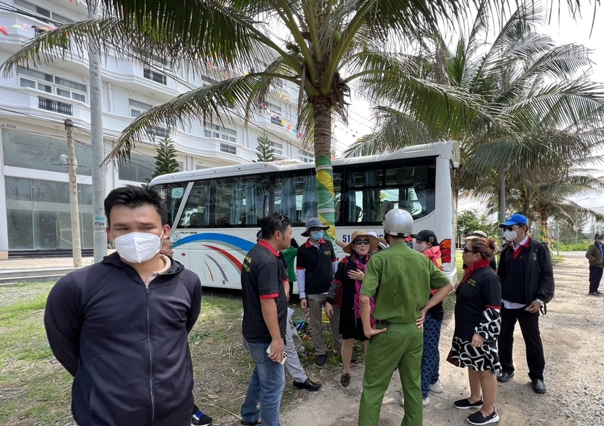 Nhiều khách hàng bức xúc vì ký hợp đồng, nộp tiền từ 2017 đến nay nhưng chưa được giao nhà. Nhiều khách hàng bức xúc vì ký hợp đồng, nộp tiền từ 2017 đến nay nhưng chưa được giao nhà.