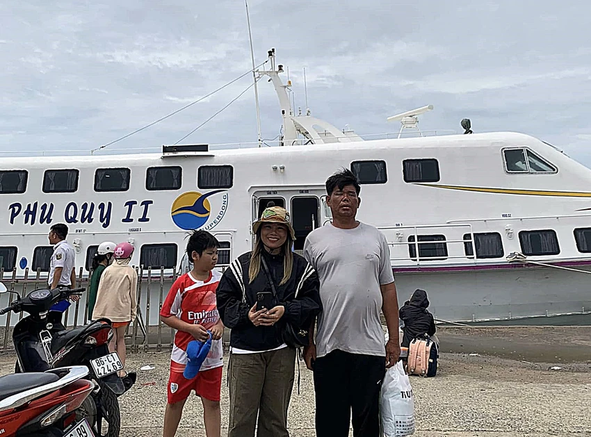 Sau khi điều trị ông Việt được tàu cao tốc đưa miễn phí vào đất liền. Ảnh PQ. Sau khi điều trị ông Việt được tàu cao tốc đưa miễn phí vào đất liền. Ảnh PQ.