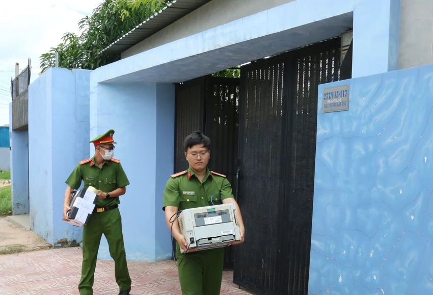 Cơ quan điều tra thu giữ nhiều tài liệu, đồ vật quan trọng sau khi khám xét. Cơ quan điều tra thu giữ nhiều tài liệu, đồ vật quan trọng sau khi khám xét.