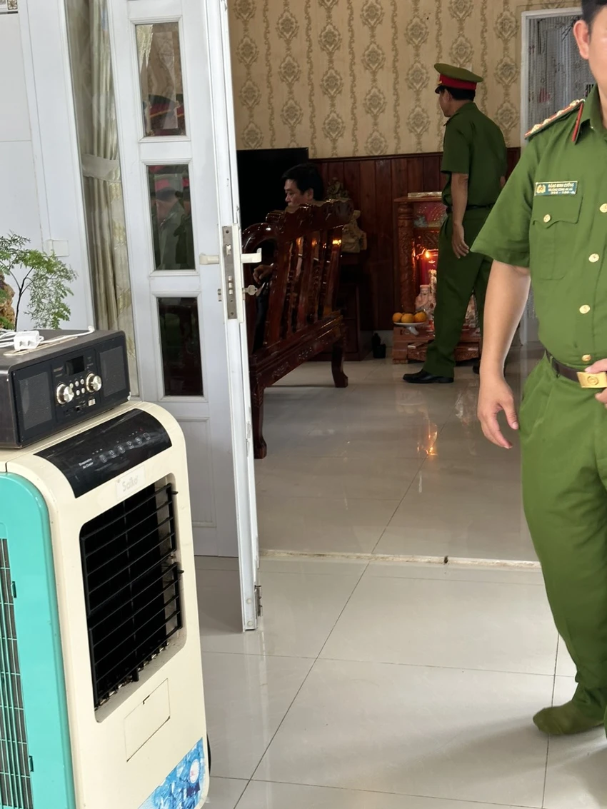 Khám xét nhà nguyên chủ tịch xã Tiến Thành. Ảnh: PĐ Khám xét nhà nguyên chủ tịch xã Tiến Thành. Ảnh: PĐ
