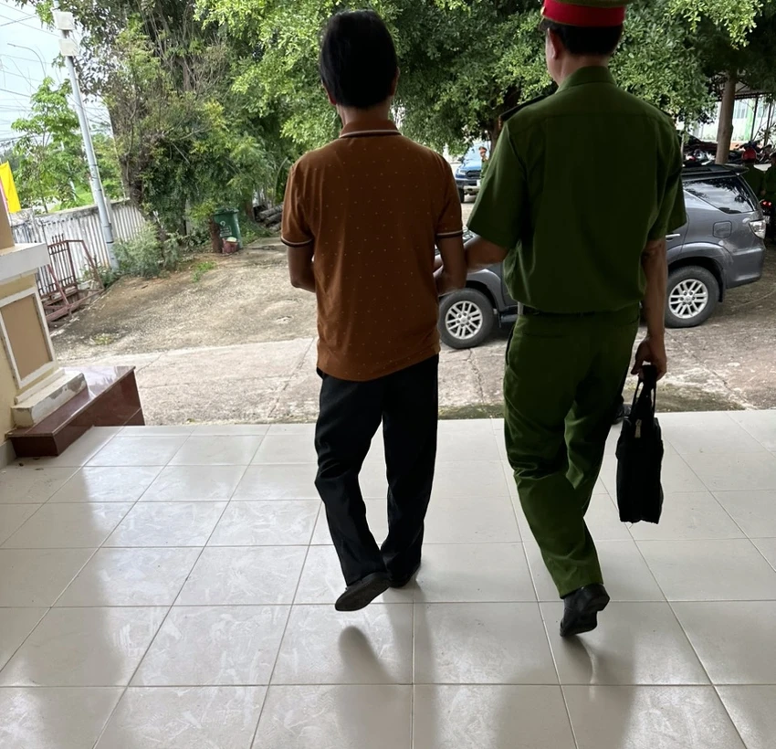 Cảnh sát dẫn giải về nơi cư trú để thực hiện lệnh khám xét. Ảnh: PĐ Cảnh sát dẫn giải về nơi cư trú để thực hiện lệnh khám xét. Ảnh: PĐ