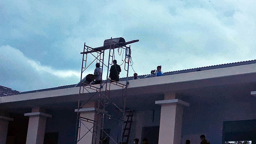Cảnh sát khám nghiệm hiện trường. Ảnh: PP Cảnh sát khám nghiệm hiện trường. Ảnh: PP