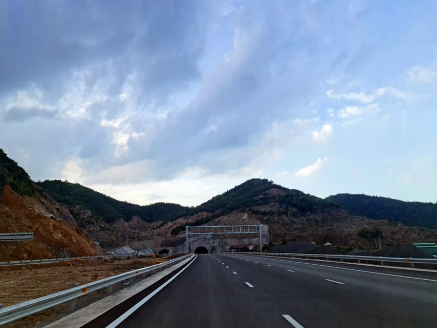 Đường vào hầm chui cao tốc Nha Trang-Cam Lâm. Ảnh PN. Đường vào hầm chui cao tốc Nha Trang-Cam Lâm. Ảnh PN.