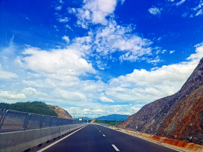 Đoạn cao tốc Vĩnh Hảo - Phan Thiết qua huyện Tuy Phong. Ảnh PHƯƠNG NAM. Đoạn cao tốc Vĩnh Hảo - Phan Thiết qua huyện Tuy Phong. Ảnh PHƯƠNG NAM.