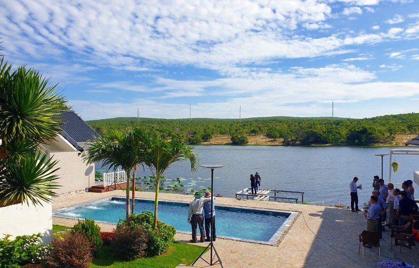 Đoàn kiểm tra có mặt tại khách sạn Moon Lake Villa-Bàu Trắng. Ảnh: PĐ Đoàn kiểm tra có mặt tại khách sạn Moon Lake Villa-Bàu Trắng. Ảnh: PĐ